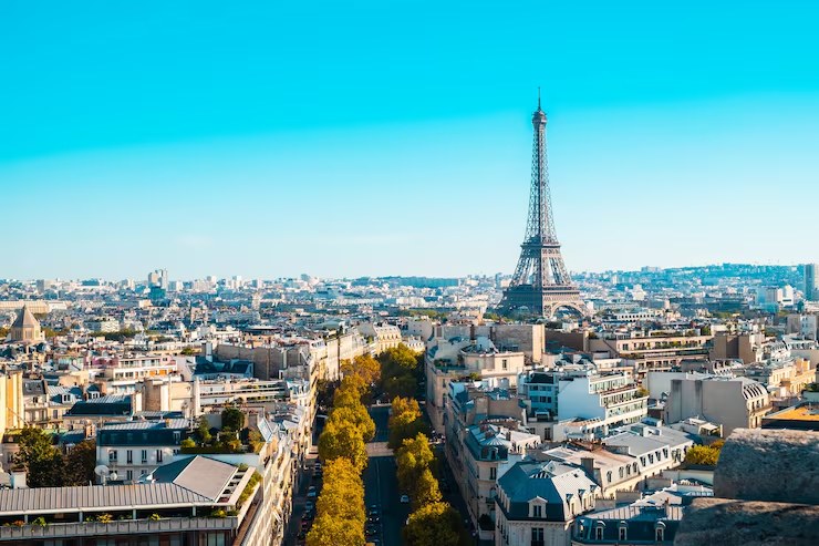 Vue panoramique de Paris et de la tour Eiffel sous un ciel bleu